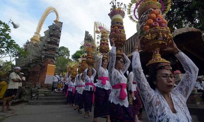 Umat Hindu di Bali Mengikuti Tradisi Mapeed di Pura Samuan Tiga