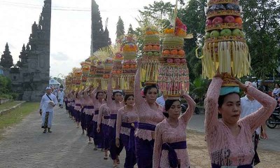 Umat Hindu di Bali Mengikuti Tradisi Mapeed di Pura Samuan Tiga