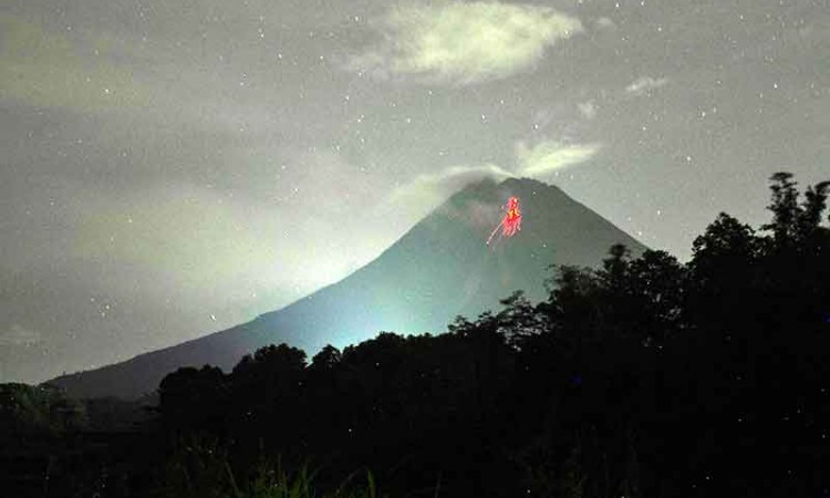 Gunung Merapi Kembali Luncurkan Lava Pijar