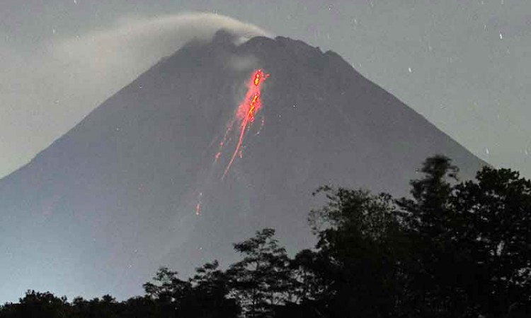 Gunung Merapi Kembali Luncurkan Lava Pijar