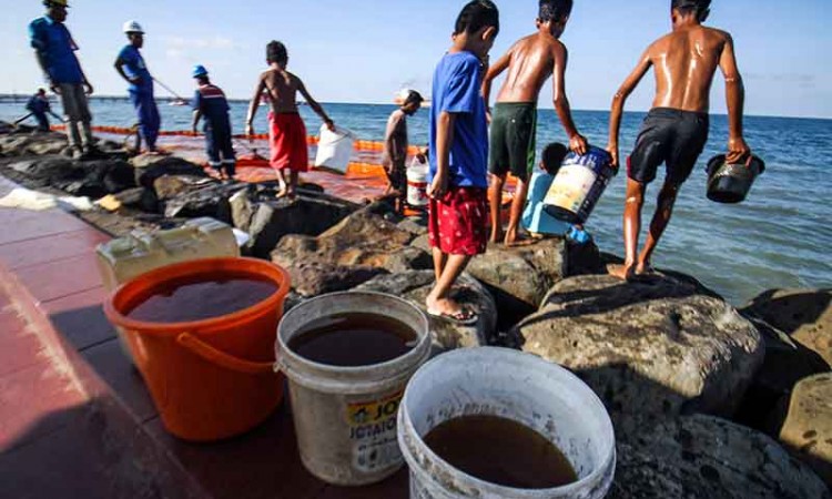 Laut di Aceh Tercemar oleh Tumpahan BBM Dari Kapal Berlambung Masbos Diaz 