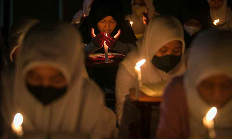 Santri di Solo Mengaji Menggunakan Penerangan Lilin 