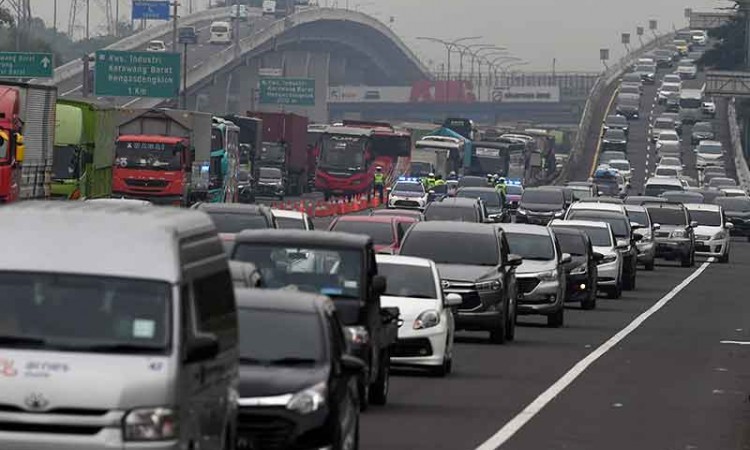 Kepadatan Pemudik Terjadi di Pertemuan Off Ramp Arah Cikampek Jalan Tol Layang MBZ dan Jalan Tol Jakarta-Cikampek bawah KM 48
