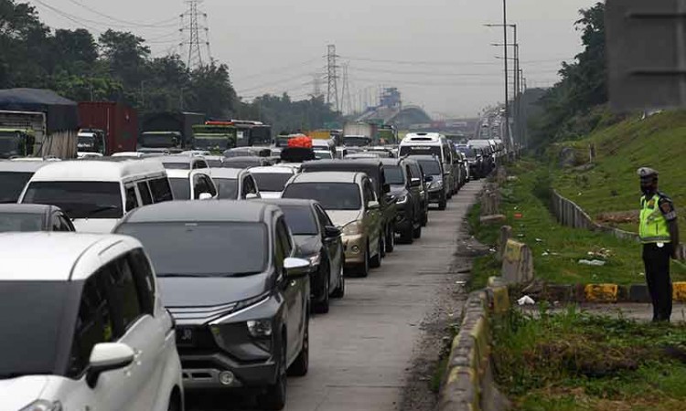 Kepadatan Pemudik Terjadi di ertemuan off ramp arah Cikampek Jalan Tol Layang MBZ dan Jalan Tol Jakarta-Cikampek bawah KM 48