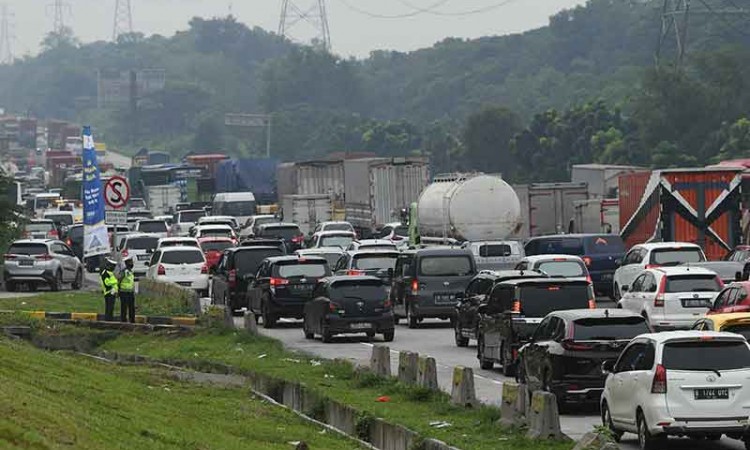 Kepadatan Pemudik Terjadi di ertemuan off ramp arah Cikampek Jalan Tol Layang MBZ dan Jalan Tol Jakarta-Cikampek bawah KM 48