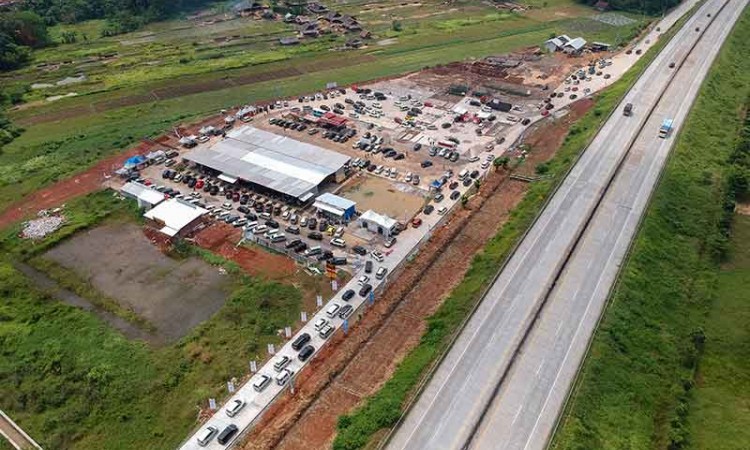 Suasana Rest Area Fungsional KM 338 A Tol Trans Jawa Saat Mudik Lebaran