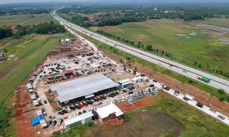 Suasana Rest Area Fungsional KM 338 A Tol Trans Jawa Saat Mudik Lebaran