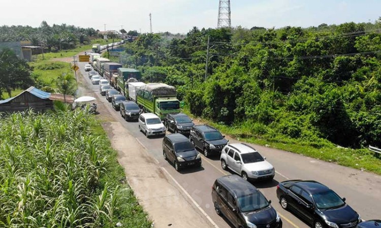Jalan Palembang Betung Macet Parah Akibat Kecelakaan Lalu Lintas