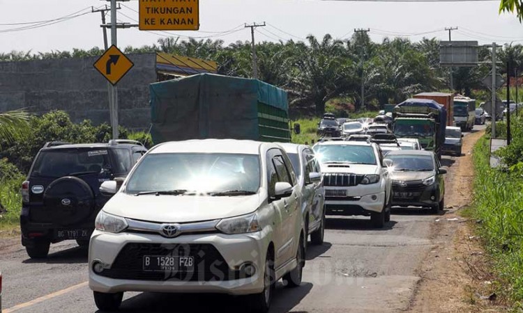 Jalan Palembang Betung Macet Parah Akibat Kecelakaan Lalu Lintas