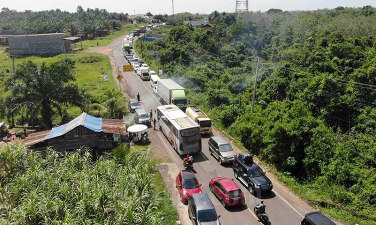Jalan Palembang Betung Macet Parah Akibat Kecelakaan Lalu Lintas