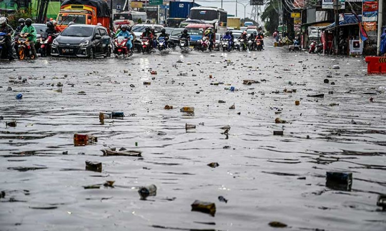 Banjir di Bekasi Akibat Banyaknya Sampah di Saluran Drainase