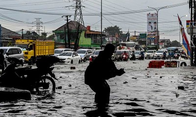 Banjir di Bekasi Akibat Banyaknya Sampah di Saluran Drainase