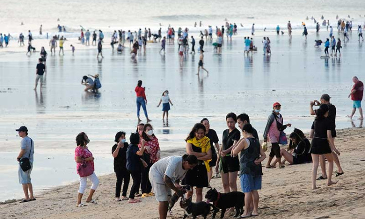 Libur Lebaran, Pantai Kuta di Bali Ramai Dikunjungi Wisatawan