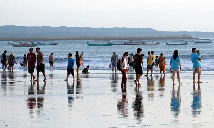 Libur Lebaran, Pantai Kuta di Bali Ramai Dikunjungi Wisatawan