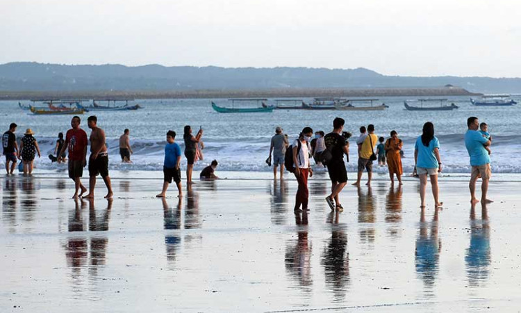 Libur Lebaran, Pantai Kuta di Bali Ramai Dikunjungi Wisatawan