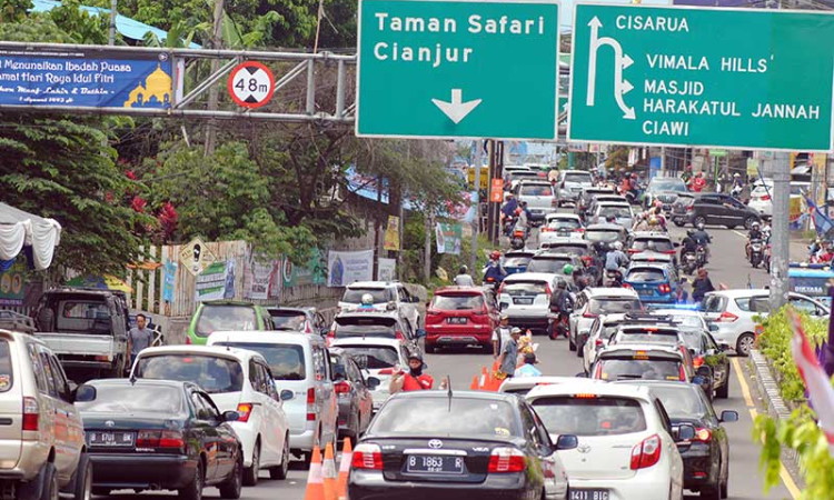 Jalur Puncak Bogor Dipadati Wisatawan