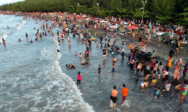 Pantai di Jalur Pantura Ramai Dikunjungi Wisatawan