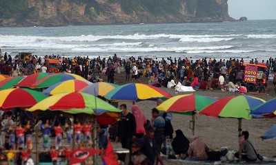 Puluhan Ribu Wisatawan Padati Pantai Parangtritis Yogyakarta