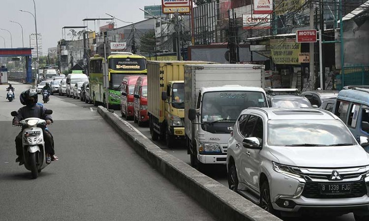 Tol Jakarta-Cikampek Diberlakukan One Way, Jalan Arteri Kalimalang Macet Total