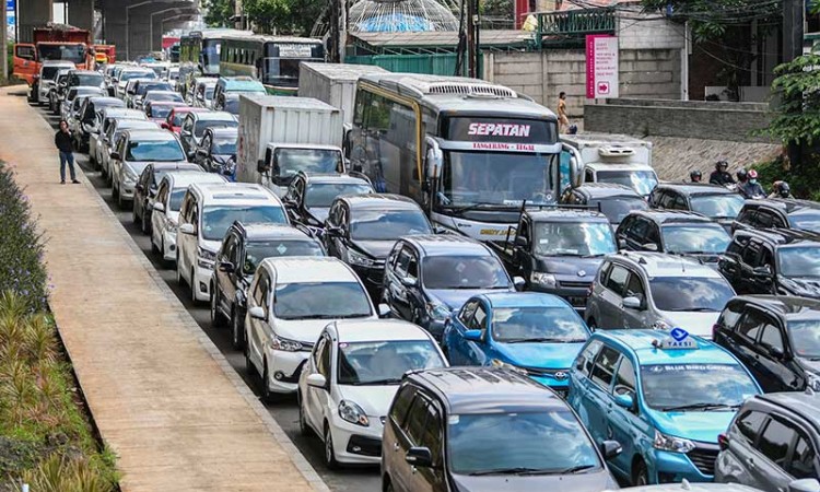 Tol Jakarta-Cikampek Diberlakukan One Way, Jalan Arteri Kalimalang Macet Total