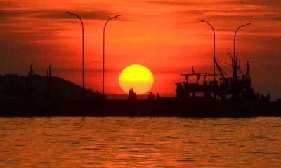 Warga Menikmati Sunset di Pelabuhan Jepara