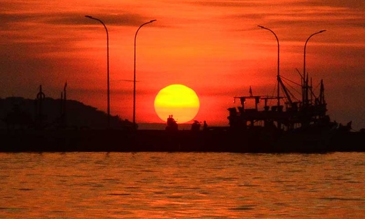 Warga Menikmati Sunset di Pelabuhan Jepara