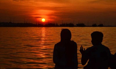Warga Menikmati Sunset di Pelabuhan Jepara