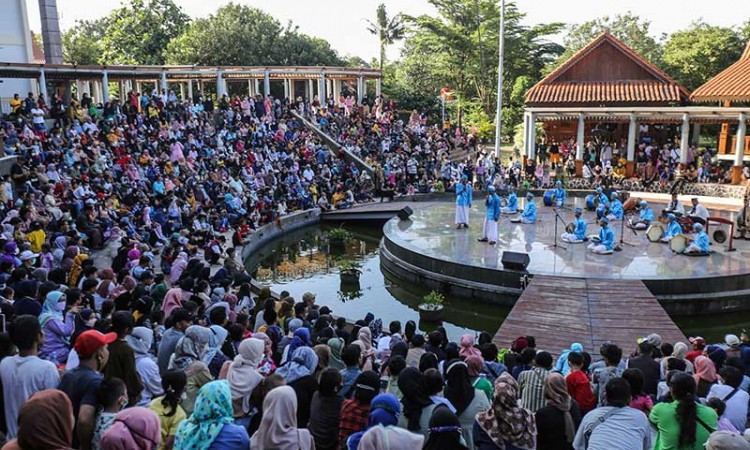 Pagelaran Kesenian Betawi di Perkampungan Budaya Betawi Setu Babakan 