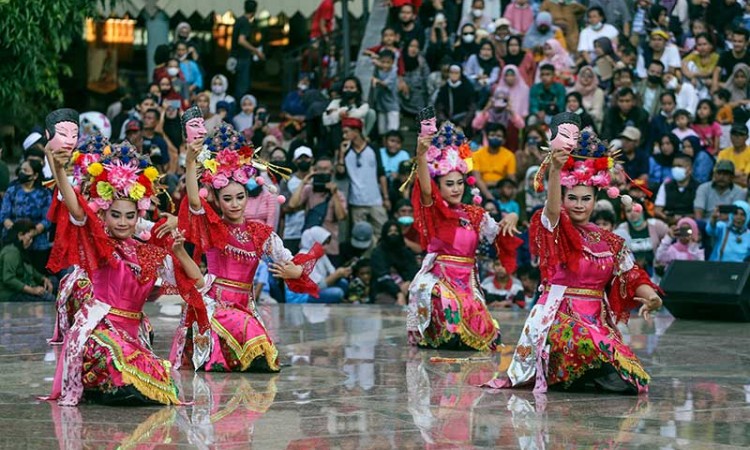 Pagelaran Kesenian Betawi di Perkampungan Budaya Betawi Setu Babakan 