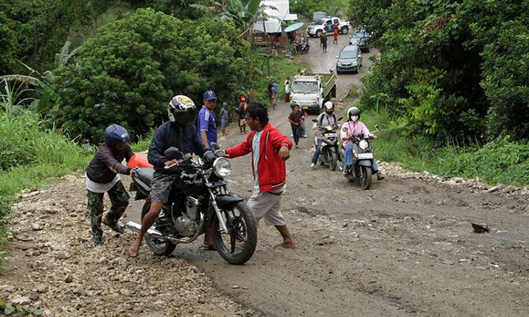 Jalan Antar Provinsi di Sulawesi Selatan Rusak Parah