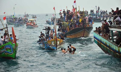 Warga Rebutan Sesaji Saat Prosesi Pesta Lomban di Laut Jepara