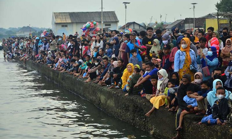 Warga Rebutan Sesaji Saat Prosesi Pesta Lomban di Laut Jepara