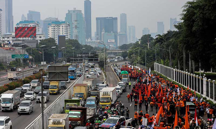 Puluhan Ribu Buruh Ikuti Aksi May Day Fiesta