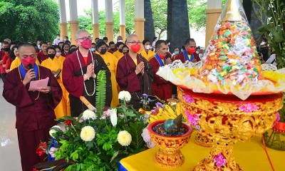 Umat Buddha Mengikuti Prosesi Pengambilan Api Dharma Waisak di Sumber Api Abadi Mrapen