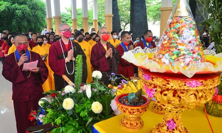 Umat Buddha Mengikuti Prosesi Pengambilan Api Dharma Waisak di Sumber Api Abadi Mrapen