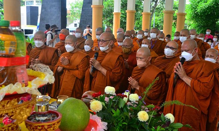 Umat Buddha Mengikuti Prosesi Pengambilan Api Dharma Waisak di Sumber Api Abadi Mrapen