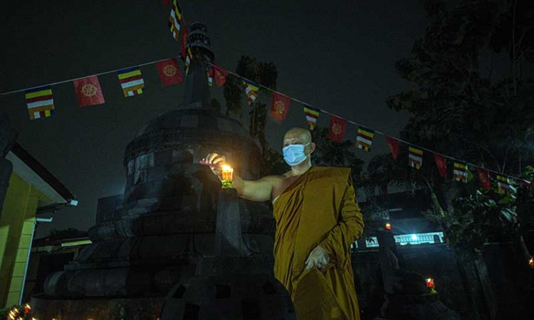 Jelang Perayaan Trisuci Waisak, Bhikkhu Dhammiko di Bekasi Nyalakan Lentera