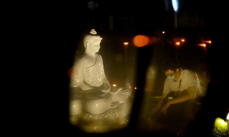 Umat Budha di Makassar Mengikuti Prosesi Meditasi Jelang Perayaan Trisuci Waisak