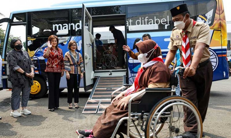 Bank Mandiri Hibahkan Bus Disabillitas Bagi Siswa-Siwsi YPAC Jakarta