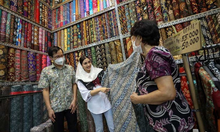 Istri Bupati Trenggalek Novita Hardini Mochamad Kenalkan Kain Batik Canting Kepada Pedagang Tanah Abang