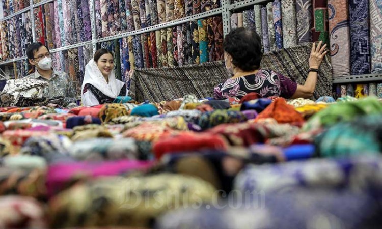 Istri Bupati Trenggalek Novita Hardini Mochamad Kenalkan Kain Batik Canting Kepada Pedagang Tanah Abang