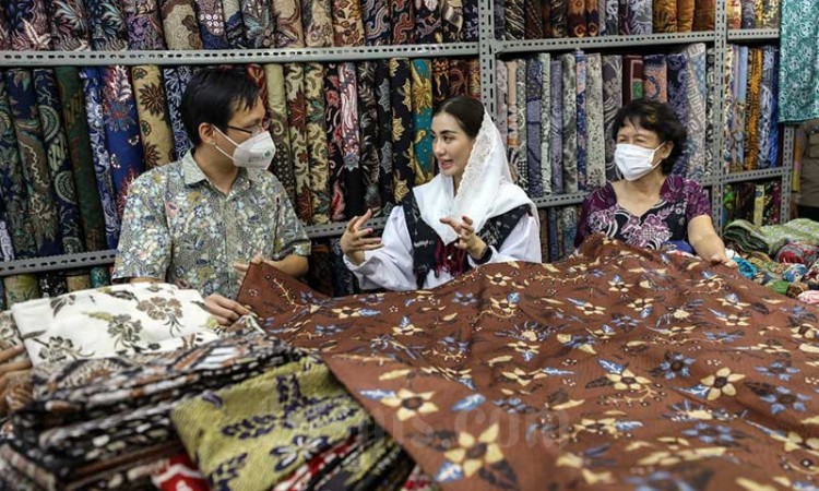 Istri Bupati Trenggalek Novita Hardini Mochamad Kenalkan Kain Batik Canting Kepada Pedagang Tanah Abang