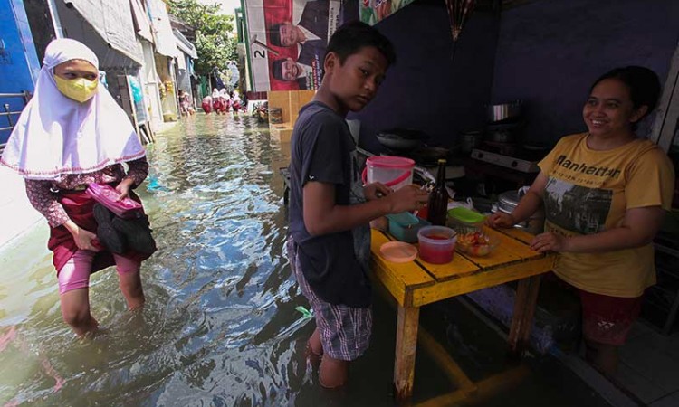 Banjir Rob Rendam Kawasan Kalianak Timur Surabaya