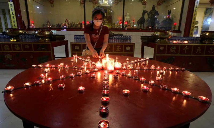 Lilin Perayaan Trisuci Waisak di Aceh