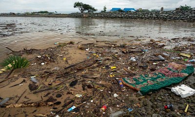 Pantai Teluk Palu di Sulawesi Tengah Dipenuhi Sampah