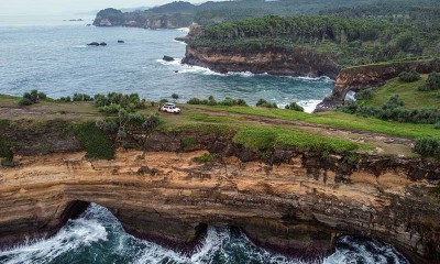 Destinasi Wisata Karang Bolong di Pacitan Suguhkan Pemandangan Tebing dan Pantai Selatan Jawa Timur