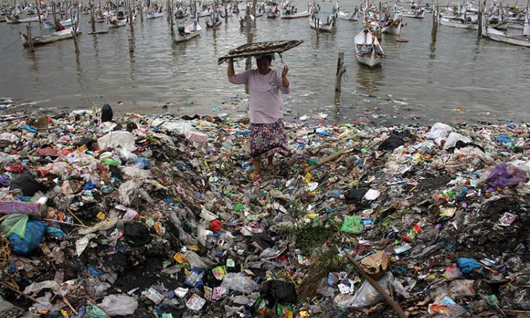 Sampah Rumah Tangga Cemari Pesisir Pantai di Desa Kwanyar Barat Jawa Timur