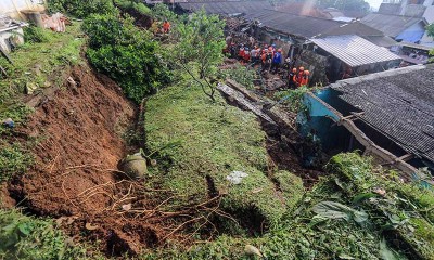 Petugas SAR Gabungan Lakukan Pencarian Korban Longsor di Desa Cipelang Bogor