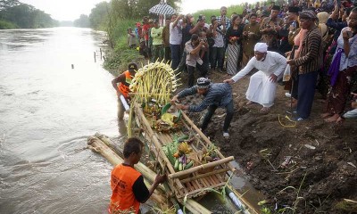 Warga di Tulungagung Lakukan Ritual Sedekah Bumi di Bantaran Sungai Brantas
