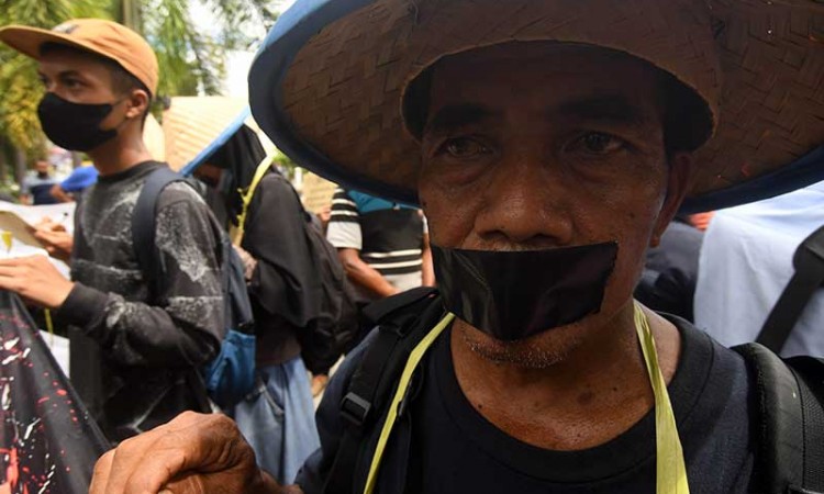 Petani di Palu Gelar Aksi Cor Kaki dan Mogok Makan Saat Memprotes Aktivitas PLTA di Kabupaten Poso